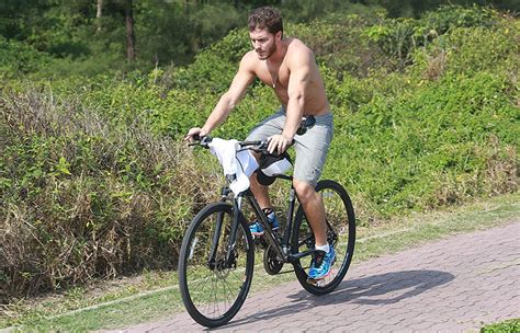 Klebber Toledo Exibe Barriga Sarada Em Passeio De Bicicleta Ofuxico