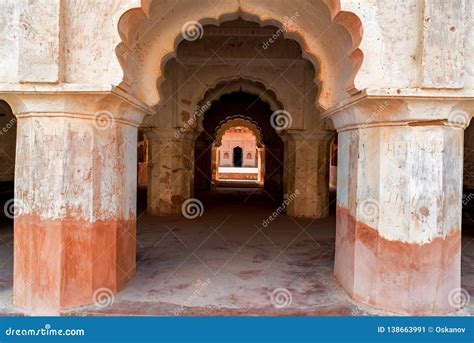 view  archway  jahangir mahal  raja palace  orchha