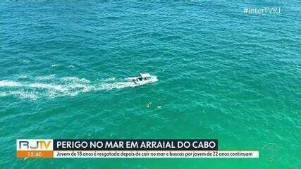 Jovem é resgatada após bater a cabeça em costão de praia em Arraial do