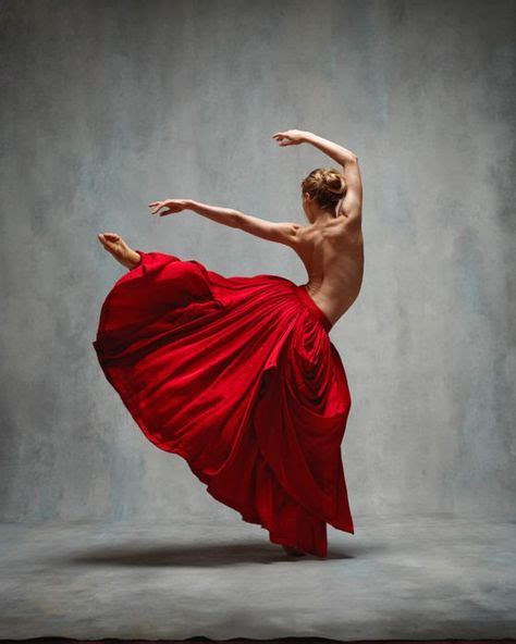 Bella Bailarina Con Un Hermoso Vestido Rojo Fotografía De Danza