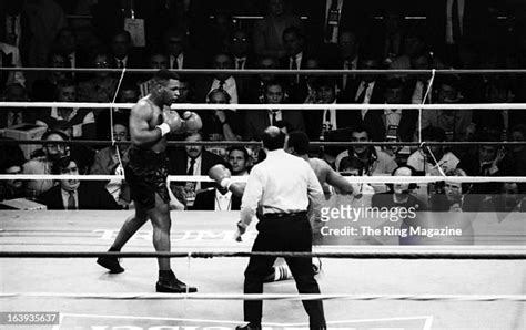 308 Larry Holmes Vs Mike Tyson Photos & High Res Pictures - Getty Images