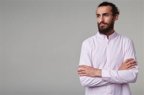 Portrait Int Rieur D Un Homme Barbu Portant Une Chemise Violette Pastel