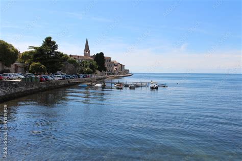 Foto De Rovinj Mit Booten Kroatische Hafenstadt An Der Westk Ste Der