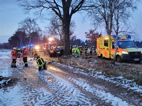 Fahrer Wird Bei Unfall Auf Der K Eingeklemmt