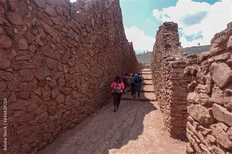 Centro Arqueol Gico De Pikillacta En Cusco Per Con Turistas