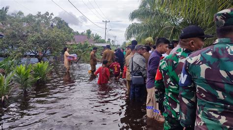 Banjir Terjang Kecamatan Di Sambas Kalimantan Barat Warga