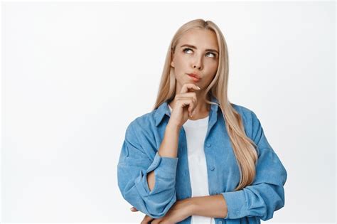 Portrait de jeune femme blonde pensant regardant grave dans le coin supérieur gauche réfléchi