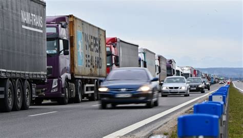 Polscy rolnicy blokują ruch ciężarówek na dwóch punktach kontrolnych w