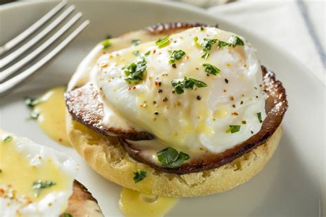 Receita incrível de ovos beneditinos para um café da manhã DAQUELES