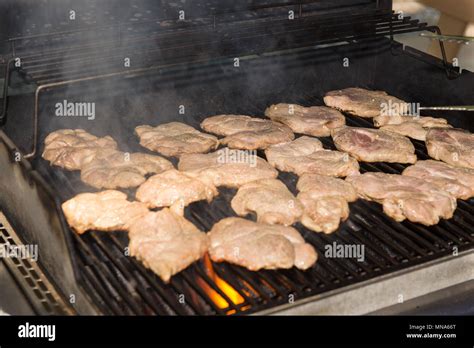 Grillen Mehrere Schweinefleisch Steaks Fleisch Auf Dem Grill Mit Rauch