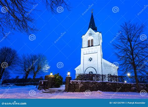 Église Blanche Dans Le Petit Village De La Suède La Nuit Image stock