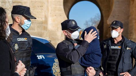 Agentes de la Policía Nacional salvan la vida de un bebé en plena calle