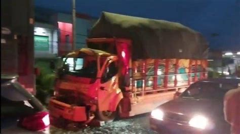 Tabrakan Truk Vs Truk Boks Di Purwokerto Banyumas Sopir Terjepit