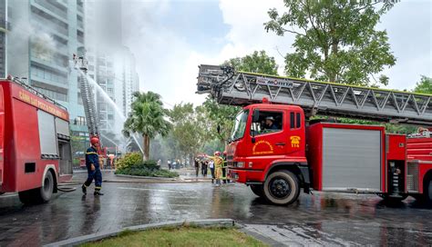 Firefighters Extinguishing a Fire of a Building in City · Free Stock Photo