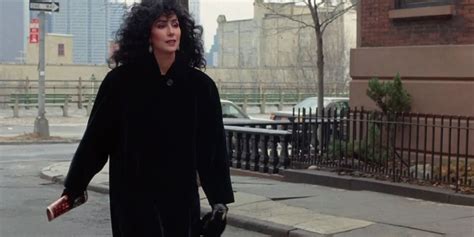 Moonstruck Is a Romantic Dramedy That Argues Love Is a Total Mess