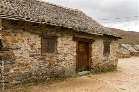 Casita Tradicional De Piedra Peque A Casa Antigua Y Tradicional