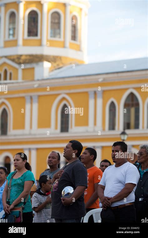 Cantando el himno en nicaragua fotografías e imágenes de alta ...