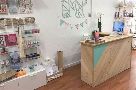 Mostrador De Madera De Pino Natural Para Tienda En Granollers Barcelona