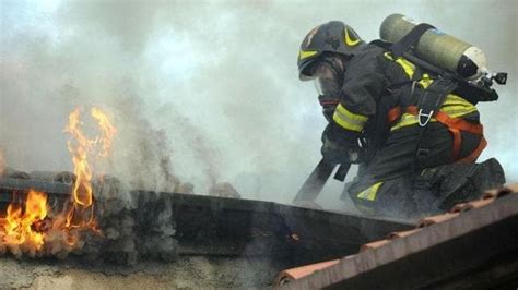 La Casa Brucia E La Nonna Si Getta Nel Fuoco Per Salvare I Tre Nipoti