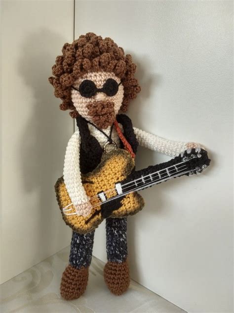 Cantor Raul Seixas e sua guitarra confeccionados em crochê Amigurumi