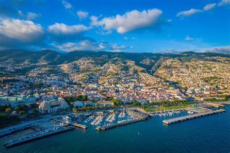 Vista Aérea Del Panorama Del Centro De La Ciudad De Funchal En La Isla