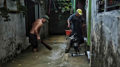 Rt Di Jakarta Kembali Terendam Banjir Akibat Luapan Kali Ciliwung