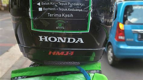 Alasan Mengapa Seorang Pengendara Motor Harus Mengenakan Helm