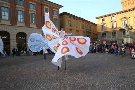 Coriandoli E Sorrisi Per Il Marted Grasso In Centro A Reggio Emilia