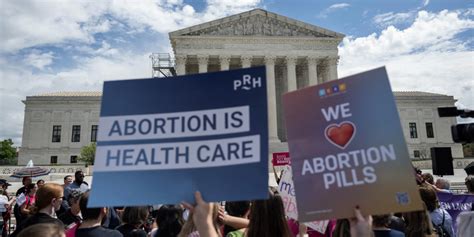 Etats Unis La Cour Suprême Maintient Pour L Instant L Accès à La Pilule Abortive