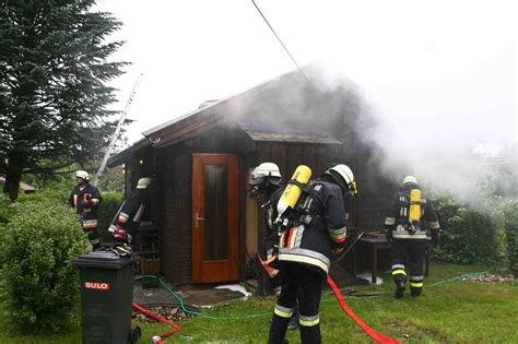 Feuerwehr L Scht Brand In Kleingartenanlage Tiefenlachen In Peiting