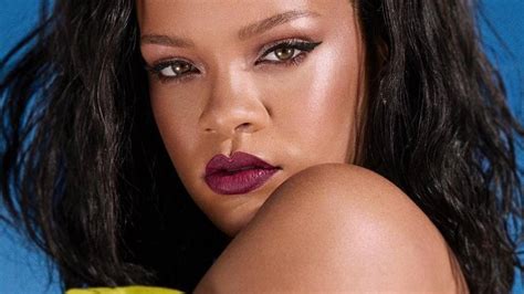 Rihanna luce una seductora lencería roja para San Valentín y enamora a