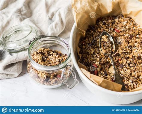 Crous Graines Granola De Baies De Goji Dans Le Pot En Verre Ouvert