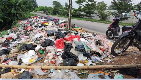 Berserakan Di Sepanjang Jalan Gunungan Sampah Telagasari Majalaya