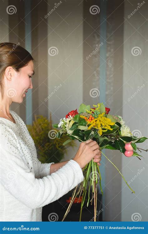 El Florista Hace Un Ramo De Flores Y De Ramas Imagen De Archivo