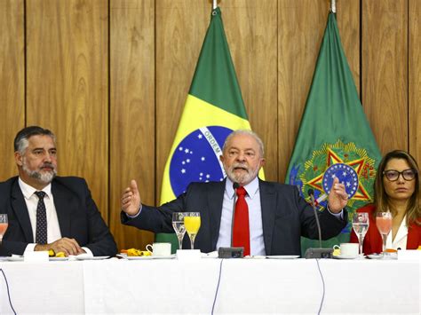 Lula diz que não vai demitir Múcio por erro e acusa militares de