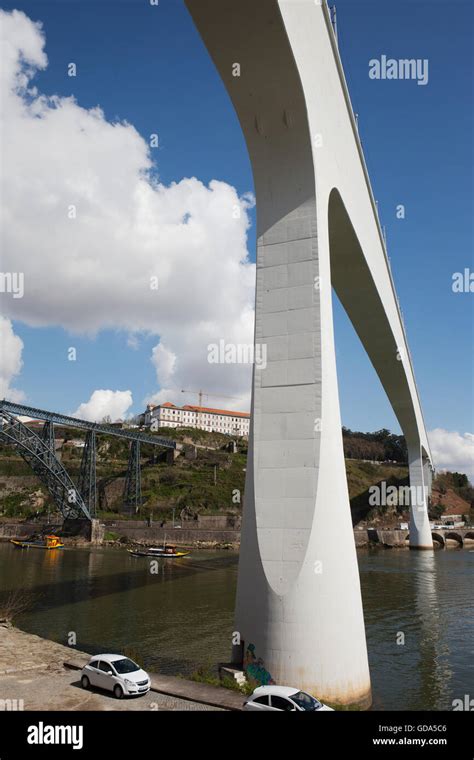 Porto en Portugal el río Duero St John s puente Ponte de Sao Joao