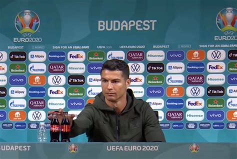 Ronaldo Sposta La Coca Cola In Conferenza Stampa Cala Il Titolo Della