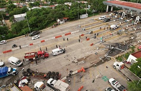 Tráiler impacta contra caseta de cobro