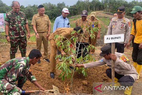 TNI Polri Penajam Jaga Keberlanjutan Lingkungan Dengan Menanam Pohon