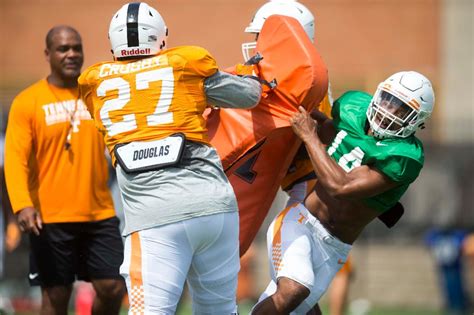 Butch Jones: Tennessee Vols' quarterbacks are showing 'constant ...