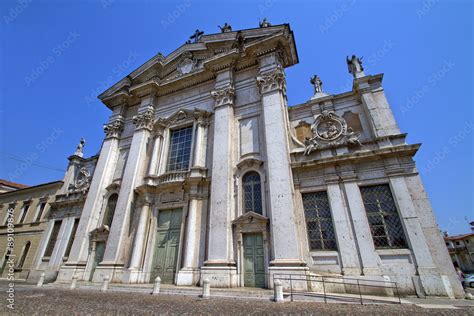 Cattedrale Di San Pietro Apostolo In Stile Romanico A Mantova Lombardia