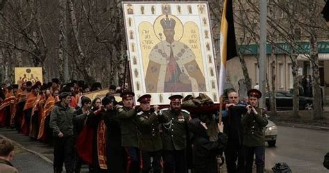 Icona Miracolosa Del Santo Zar Nicola Ii In Processione Per La Serbia