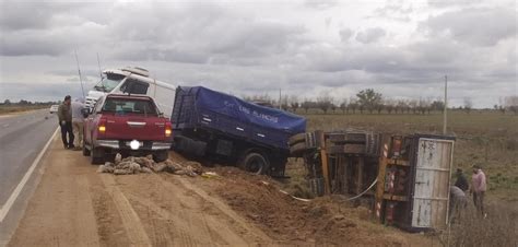 Accidente En Ruta Cami N Despista Y Vuelca El Acoplado Cerca De Ranchos