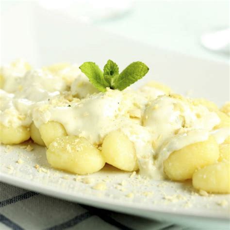 Nhoque Molho Bechamel Gorgonzola Peras E Nozes