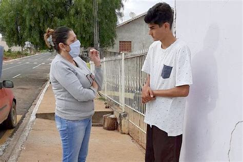 Pedagoga vai à casa dos alunos para manter motivação durante a pandemia