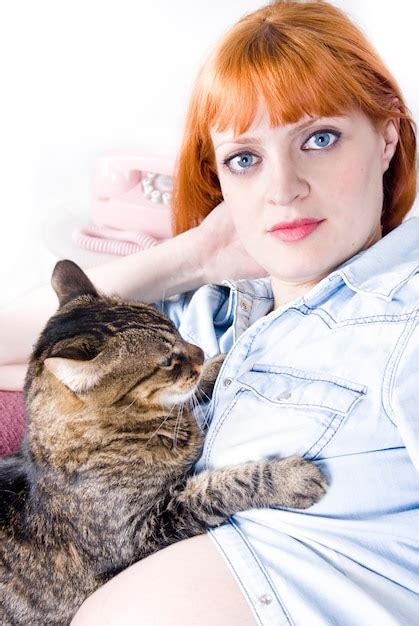 Premium Photo Pregnant Young Redhead Woman With Her Cat