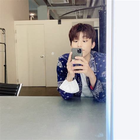 PARK JEONGWOO 28092021 Mirror Selfie Park Scenes