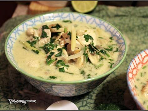 Soupe asiatique Tom Kha Kaï bien parfumée de poulet lait de coco et