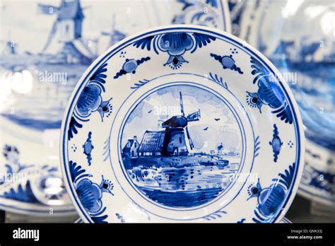 Porcelain Delft Blue Plates Fotos Und Bildmaterial In Hoher Aufl Sung