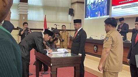 BREAKING NEWS Gubernur Sulsel Andi Sudirman Lantik 8 Pejabat Baru Ini